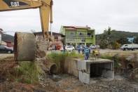 Obra de contençao de erosão na Rua Laranjal no Boemerwaldt - Fotografo: Phelippe Jose - Data: 15/04/2014