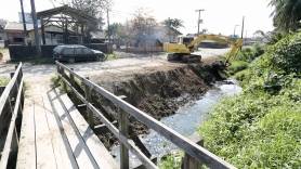 Prefeitura realiza limpeza de vala na rua Alvin Timm - Fotografo: Rogerio da Silva - Data: 13/08/2015