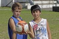 Alunos André Felipe Brandão( de colete) e Luiz Gustavo Lisbôa Medeiros do Programa PID = Futebol= CAIC dos Espinheiros. - Fotografo: Phelippe José - Data: 03/03/2015