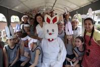 Alunos da Escola Anita Garibaldi comemoraram a páscoa com passeio de "trem" - um carro no formato de composição que circula pela cidade - e com o a presença do coelho - Fotografo: Luis Gustavo Fusinato - Data: 01/04/2015