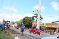 Conserto para arrumar tubulação danificada por causa de acidente de trânsito - Fotografo: Secom/Divulgação - Data: 08/09/2014