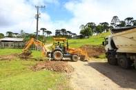 O prefeito em exercício, Ingo Butzke, visitou na manhã desta sexta-feira (13/01) obras em Pirabeiraba. Entre elas, a construção da Estrada Laranjeiras, na divisa com o município de Campo Alegre - Fotografo: Kátia Nascimento - Data: 13/01/2012