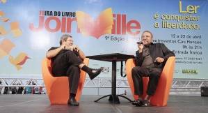 “A PROSA E O VERSO” subiram ao palco da 9ª edição da Feira do Livro de Joinville acompanhda do escritor Martinho da Vila - Fotografo: Mauro Artur Schlieck - Data: 14/04/2012