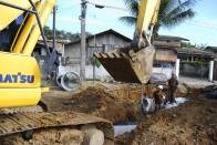 Moradores da Rua São Ildefonso, no bairro Jarivatuba, estão contentes com a execução de uma obra de drenagem, esperada há mais de uma década. Nesta quinta-feira(19/4) operários faziam obras de drenagem em um trecho da rua. A ação faz parte do programa de prevenção contra cheias. - Fotografo: Ruy Ferrari - Data: 20/04/2012