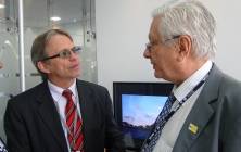 Prefeito Carlito Merss conversa com o diretor do Coppe UFRJ, físico Luiz Pinguelli Rosa. Foi o responsável por coordenar as pesquisas para desenvolvimento do ônibus movido a hidrogênio. A carroceria usada no ônibus é Busscar. - Fotografo: Ana Keller - Data: 21/06/2012