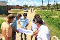 	Depois da assinatura da Ordem de Serviço para o início das obras de infraestrutura urbana no Loteamento José Loureiro nesta quarta-feira (7/3), o prefeito Carlito Merss visitou o local. - Fotografo: Kátia Nascimento - Data: 07/03/2012