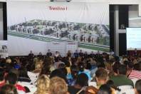  A abertura do sorteio de escolha dos apartamentos para as famílias que irão morar no Trentino, no bairro Boehmerwald aconteceu na tarde deste sábado (11/02) no Ginásio de Esportes Ivan Rodrigues.  - Fotografo: Kátia Nascimento - Data: 11/02/2012