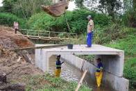 A equipe de pontes da Unidade de Obras da Seinfra iniciou na terça-feira(2/9) a construção de uma galeria de concreto dupla, no final da rua dos Radialistas, no bairro Petrópolis. A obra resolverá encurtará distâncias beneficiando moradores de cinco bairros. - Fotografo: Ruy Ferrari - Data: 03/10/2012
