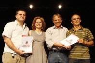 Os servidores Troy Roger Lemke (E) e Itamar João de Souza (D) foram homenageados por 20 anos de serviço público em cerimônia com a presença do prefeito Carlito Merss e da secretária Marcia Streit - Fotografo: Kátia Nascimento - Data: 23/11/2011