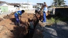Subprefeitura Oeste realiza drenagem na rua Augusto Eccel - Fotografo: Rogerio da Silva - Data: 28/07/2015