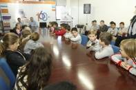 Alunos da Escola Municipal Presidente Arthur da Costa e Silva no bairro Rio Bonito, visitaram o Colegiado da Prefeitura de Joinville na manhã desta quarta-feira (01/11) e fizeram perguntas para o vice-prefeito Ingo Butzke - Fotografo: Kátia Nascimento - Data: 01/11/2011