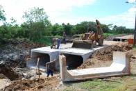 	Seguem as obras de drenagem na rua Noruega, bairro Boa Vista. Nesta semana, os trabalhos se concentram na altura da rua Paramirim. A obra contempla a construção de galerias em toda a extensão da Noruega, que é de aproximadamente 750 metros - Fotografo: Divulgação Seinfra - Data: 24/01/2013