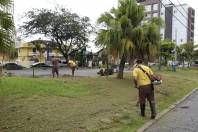 Roçada e limpeza da Praça dos Pioneiros, na rua Benjamin Constante, bairro América - Fotografo: Phelippe José - Data: 14/01/2014