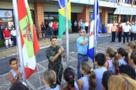 O Hasteamento do Pavilhão Nacional do mês de Março aconteceu na manhã desta quarta-feira (07/3) com a presença da Banda do 62º BI e alunos da escola Municipal Abdon Batista, bairro Petrópolis. - Fotografo: Kátia Nascimento - Data: 07/03/2012