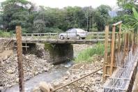 Uma das cabeceiras da nova Ponte sobre o Rio Seco, no Quiriri, já está pronta. - Fotografo: Mauro Artur Schlieck - Data: 11/10/2011