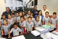 	Os alunos da Escola Municipal Professor Aluizius Sehnem participaram do Hasteamento do Pavilhão Nacional, nesta quarta-feira (4/4), e conheceram a Sala do Colegiado onde fizeram perguntas para o prefeito Carlito Merss - Fotografo: Kátia Nascimento - Data: 04/04/2012