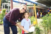 A comunidade do bairro Vila Nova recebeu neste sábado (10/12) as obras de ampliação e reforma do CEI Raio de Sol. Antes de solenidade de entrega o prefeito Carlito Merss circulou pela unidade de ensino. Alguns alunos pediram uma foto para registrar o momento. - Fotografo: Mauro Artur Schlieck - Data: 10/12/2011