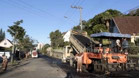 Prefeitura executa repavimentação asfaltica em parte da rua Lages - Fotografo: Rogerio da Silva - Data: 02/05/2016