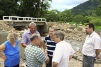 A comunidade da zona rural do bairro Vila Nova recebeu oficialmente neste sábado (26/11) a entrega  da reconstrução de 11 novas pontes, que antes eram de madeira e agora são todas de concreto. O prefeito Carlito Merss acompando de uma comitiva visitou cinco delas. Esta é a Eugênio Schneider  - Fotografo: Mauro Artur Schlieck - Data: 26/11/2011