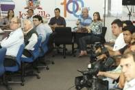 	Hoje (3/11), na coletiva de imprensa, o prefeito Carlito anunciou três novidades: Joinville terá usina de tratamento térmico de lixo; deve ser sede na América Latina do Centro de Moagem da Bühler e determinou que empresas permissionárias do transporte coletivo comprem 16 ônibus da Busscar - Fotografo: Kátia Nascimento - Data: 03/11/2011