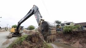 Subprefeitura Nordeste realiza limpeza de vala na rua Gregório Leite - Fotografo: Rogerio da Silva - Data: 04/02/2015