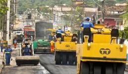 Em pleno domingo (20/5) equipes da divisão de pavimentação da Secretaria de Infraestrutura (Seinfra) trabalham no recape da rua Papa João 23. A obra faz parte do conjunto de melhorias para conclusão do Binário da Papa João 23. - Fotografo: Mauro Artur Schlieck - Data: 20/05/2012