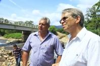 A comunidade da zona rural do bairro Vila Nova recebeu oficialmente neste sábado (26/11) a entrega  da reconstrução de 11 novas pontes, que antes eram de madeira e agora são todas de concreto. O prefeito Carlito Merss acompando de uma comitiva visitou cinco delas. Esta é a Adolfo Vogelsanger - Fotografo: Mauro Artur Schlieck - Data: 26/11/2011