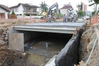 As obras de macrodrenagem e pavimentação asfáltica (para controle de inundações e melhorias viárias com a abertura do binário Max Colin/Timbó) -, na sub-bacia do rio Morro Alto, nos bairros Glória e América, estão em andamento e em ritmo acima do esperado. - Fotografo: Mauro Artur Schlieck - Data: 14/03/2012