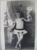 Exposição fotográfica “Vai Passar: Uma Linda Bailarina Portando Lança-Perfume. Nome: Dorothea Neumann. Coleção: Leonor Koch. Data: 1922 - Fotografo: Fonte: Arquivo Histórico de Joinville - Data: 20/02/2014