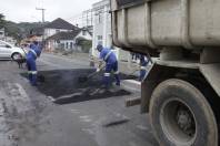 Operação tapa buracos na Rua XV de Novembro. - Fotografo: Phelippe José - Data: 16/07/2015
