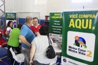 O movimento é intenso, neste sábado (22/10), no Ginásio Mário Timm com a realização do 1º Feirão da Casa Própria para os servidores municipais.  - Fotografo: Mauro Artur Schlieck - Data: 22/10/2011
