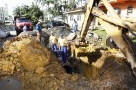Obra de drenagem e colocação de tubos na Rua Carlos Steffen no Iririú. - Fotografo: Phelippe José - Data: 20/07/2015