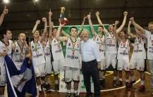Marcelo Kowalski, presidente da Fesporte entrega o troféu de campeão ao capitão da equipe Jânio Farias. - Fotografo: Phelippe José da Silva - Data: 26/09/2014