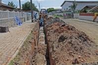 Colocação de tubos rua Angra dos Reis no Jardim Iririú - Fotografo: Phelippe José - Data: 07/01/2015