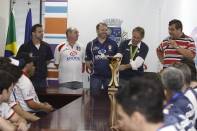 O time da Krona/Joinville/Dalponte esteve na prefeitura de Joinville nesta segunda-feira (05/12) e apresentou ao prefeito Carlito Merss a taça conquistada no último domingo (04/11). O futsal de Joinville é campeão do Taça Brasil de Clubes 2011 na Série C - Fotografo: Kátia Nascimento - Data: 05/12/2011