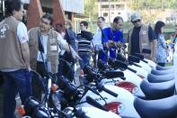 Uma frota de oito motos foi entregue para a Secretaria Municipal de Saúde nesta segunda-feira (10). As motos serão usadas no Programa de Controle à Dengue. Os agentes de saúde conheceram seu novo instrumento de trabalho  - Fotografo: Kátia Nascimento - Data: 10/10/2011