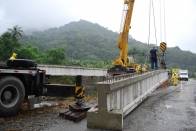 Nesta quinta-feira (31/5) a Prefeitura finalizou a implantação das vigas de sustentação da nova ponte de concreto que está sendo construída no início da Estrada Quiriri, sobre o Rio Seco. É uma obra do Orçamento Participativo e representa investimento de R$521 mil com recursos próprios. - Fotografo: Ruy Ferrari / Seinfra - Data: 31/05/2012