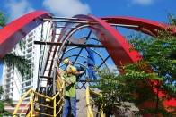 As obras de reforma da passarela da avenida Juscelino Kubitschek, no Centro de Joinville, serão concluídas no final de dezembro, conforme cronograma da Seinfra. Na manhã desta segunda-feira(17), operários estavam trabalhando na pintura dos arcos de sustentação da passarela. - Fotografo: Ruy Ferrari - Data: 17/10/2011