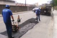 A Unidade de Pavimentação da Seinfra terá uma equipe de plantão no final de ano para reparos emergenciais. O propósito deste  trabalho é amenizar os estragos causados pelas chuvas e oferecer mais tranquilidade à toda comunidade. - Fotografo: Ruy Ferrari - Data: 21/12/2011