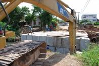 Uma das mais antigas reivindicações dos moradores do bairro Fátima está se tornando realidade. Nesta semana, a Prefeitura começou construir a nova ponte de concreto na rua Passo Fundo, sobre o rio Itaum. Na manhã desta quarta (7/12), moradores acompanharam a execução da obra - Fotografo: Ruy Ferrari / Secom - Data: 07/12/2011