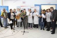 Apresentações musicais, artísticas e uma paródia da música “Que beijinho Doce” apresentada pela equipe da Unidade de Saúde Iririú, foram as grandes atrações do cerimonial de abertura da Campanha Nacional de Vacinação contra a Gripe, realizada na Policlínica Aventureiro, neste sábado (05/5). - Fotografo: Mauro Artur Schlieck - Data: 05/05/2012