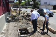 O prefeito Carlito Merss e a secretária Rocheli Grendene visitaram na manhã desta quinta-feira (15/12) as obras da calçada da Via Gastronômica no centro da cidade - Fotografo: Kátia Nascimento - Data: 15/12/2011