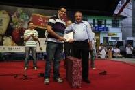 Oito apresentações de Terno de Reis marcaram o encerramento do Natal dos Sonhos, na praça Nereu Ramos, nessa sexta-feira (6/1). Cerca de 400 pessoas assistiram as apresentações. O prefeito em exercício, Ingo Butzke entregou prêmios para os vencedores do concurso de presépios - Fotografo: Kátia Nascimento - Data: 06/01/2012