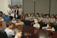 	Alunos da Escola Municipal Professor Francisco Riepper e do CEI Sementinha, participaram do Hasteamento do Pavilhão Nacional nesta quarta-feira (07/12). Depois do evento, as crianças conheceram o colegiado e fizeram perguntas ao vice-prefeito Ingo Butzke - Fotografo: Kátia Nascimento - Data: 07/12/2011