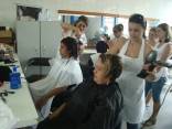 Fundamas fechou parceria com o IFSC para participação no “Programa Mulheres Mil”. Em um primeiro momento, o grupo de 90 mulheres terá três dias de beleza, incluindo serviços de cabeleireiro e manicure  - Fotografo: Leandro Schmitz - Data: 04/12/2012