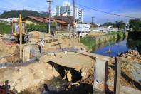 Várias frentes estão trabalhando hoje (03/7) nas obras de macrodrenagem e novo binário da Max Colin com a rua Timbó. As melhorias fazem parte do Projeto Viva Cidade. - Fotografo: Mauro Artur Schlieck - Data: 03/07/2012