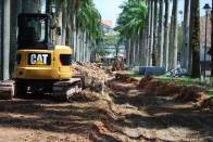 O serviço de drenagem da Rua das Palmeiras continua. Ele está sendo executado pela Secretaria Regional do Centro, com apoio técnico da Unidade de Drenagem da Seinfra. - Fotografo: Ruy Ferrari/SEINFRA - Data: 14/03/2012