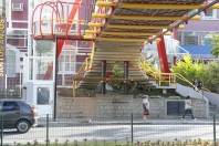 Em função de ato de vandalismo, ficou danificada a porta automática de um dos elevadores de acesso à passarela da avenida Juscelino Kubitschek. Por causa disso, os dois elevadores (acesso via Colégio Santos Anjos e via Catedral) foram desativados temporariamente. - Fotografo: Mauro Artur Schlieck - Data: 03/05/2012