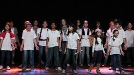 A III Mostra do Programa "Música na Escola e Projeto Saber & Acontecer" lotou o teatro Juarez Machado na noite dessa quarta-feira (12/9). O público pôde prestigiar, em duas sessões, a apresentação dos alunos da rede municipal de ensino.  - Fotografo: Mauro Artur Schlieck - Data: 13/09/2012