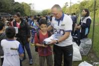 Alunos do PID Futebol recebendo uniformes doado através Lei de Incentivo ao Esporte. - Fotografo: Phelippe José - Data: 20/06/2015
